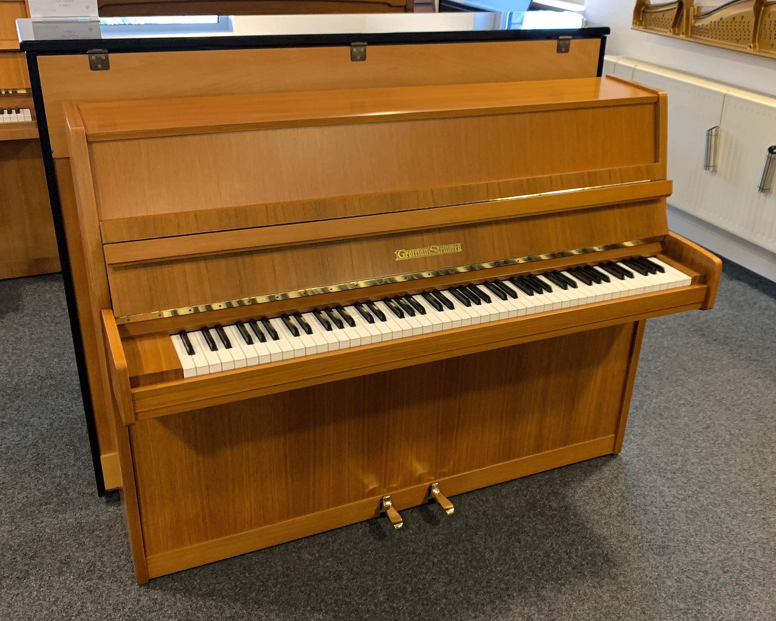 Grotrian-Steinweg Klavier - Modell 110 in Nußbaum - Baujahr 1977