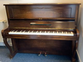 Steinway & Sons V-125 Klavier in Nussbaum, Bj. 1939