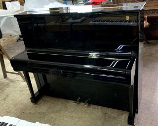 Steinway & Sons V-125 Klavier, schwarz poliert, Baujahr 1980
