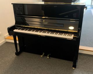 Steinway & Sons V-125 Klavier - Baujahr 1987 - schwarz poliert
